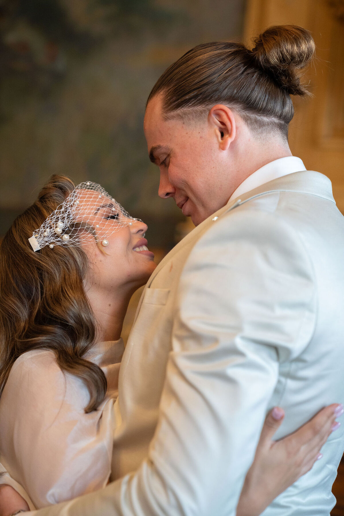 Mariage à Paris — les mariés enlacés